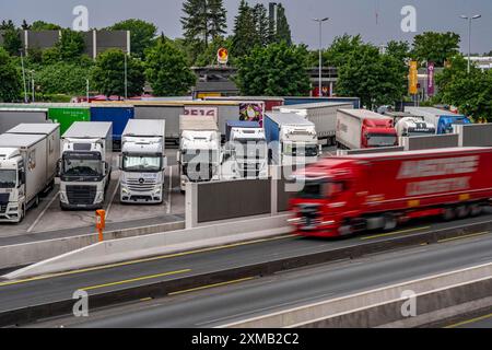 Verkehrsstau auf der A2 bei Bottrop, vor dem Autobahnkreuz Bottrop, in Richtung Oberhausen, aufgrund einer langfristigen Dauer Stockfoto