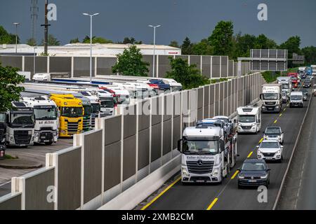 Verkehrsstau auf der A2 bei Bottrop, vor dem Autobahnkreuz Bottrop, in Richtung Oberhausen, aufgrund einer langfristigen Dauer Stockfoto