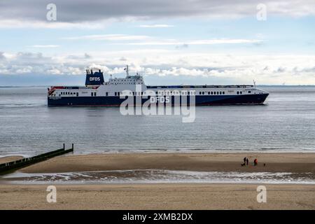 Die DFDS-Frachtfähre Begonia Seaways, beladen mit Lastwagenanhängern und Neuwagen, verlässt die Westerschelde in die Nordsee bei Zoutelande Stockfoto