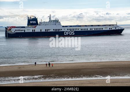 Die DFDS-Frachtfähre Begonia Seaways, beladen mit Lastwagenanhängern und Neuwagen, verlässt die Westerschelde in die Nordsee bei Zoutelande Stockfoto