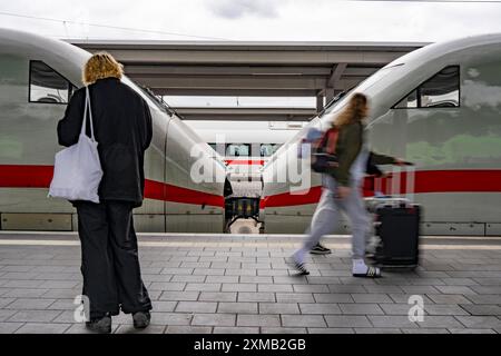 ICE-Zug auf dem Bahnsteig am Hauptbahnhof Dortmund, Nordrhein-Westfalen Stockfoto