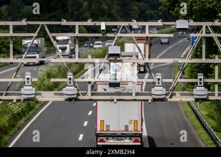 Sensoren auf einer Mautbrücke, zur Erfassung der Autobahnmaut, auf der Autobahn A43 bei Duelmen, Münsterland, Nordrhein-Westfalen Stockfoto