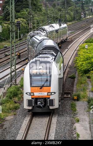 RE6, Regionalexpress, Rhein-Ruhr-Express, RRX auf der Bahnstrecke bei Duisburg Rahm, auf dem Weg nach Minden, Nordrhein-Westfalen Stockfoto