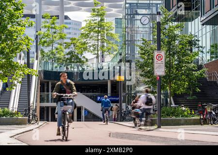 Ein- und Ausstieg des Fahrradparkplatzes am Bahnhof Utrecht Centraal, Stationsplein, über 13 000 Parkplätze, die als größtes Fahrradauto gelten Stockfoto