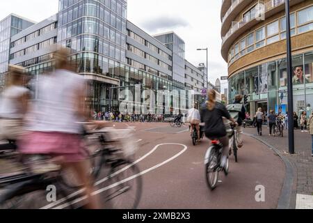 Zentraler Radweg auf der lange Viestraat, im Zentrum von Utrecht, sind Fußgänger-, Radfahrer- und Pkw-Wege getrennt, starker Verkehr Stockfoto