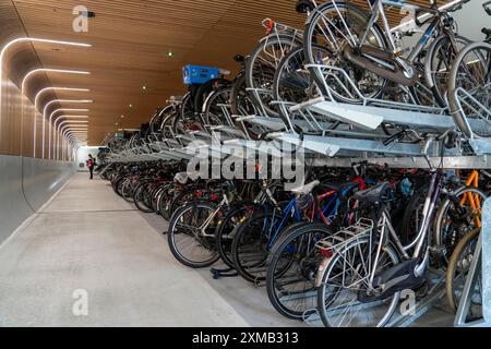 Neuer Fahrradparkplatz am Amsterdamer Hauptbahnhof, IJboulevard, Platz für rund 4000 Fahrräder, digital überwacht, unterirdisch, direkte Verbindung Stockfoto