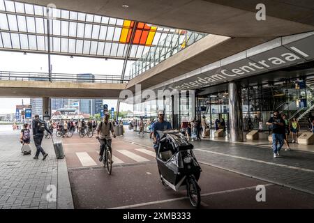 Radweg, Radautobahn, auf de Ruijterkade, am Hauptbahnhof Amsterdam, Amsterdam, Niederlande Stockfoto