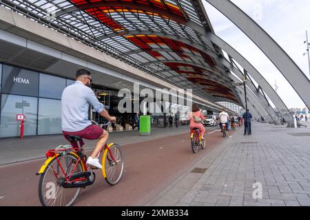 Radweg, Radautobahn, auf de Ruijterkade, am Hauptbahnhof Amsterdam, Amsterdam, Niederlande Stockfoto