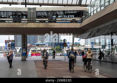 Radweg, Radautobahn, auf de Ruijterkade, am Hauptbahnhof Amsterdam, Amsterdam, Niederlande Stockfoto