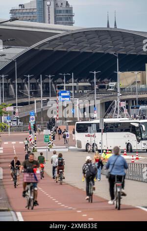 Radweg, Radautobahn, auf de Ruijterkade, am Hauptbahnhof Amsterdam, Amsterdam, Niederlande Stockfoto