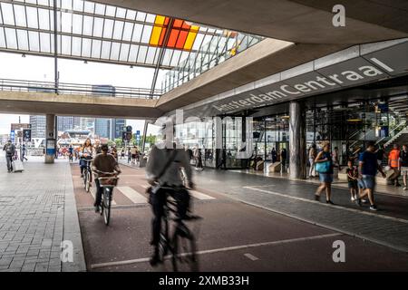 Radweg, Radautobahn, auf de Ruijterkade, am Hauptbahnhof Amsterdam, Amsterdam, Niederlande Stockfoto