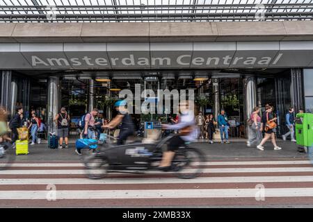 Radweg, Radautobahn, auf de Ruijterkade, am Hauptbahnhof Amsterdam, Amsterdam, Niederlande Stockfoto