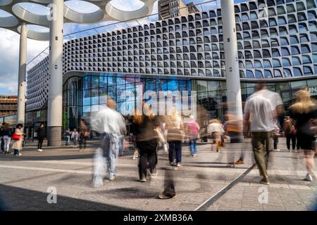 Bahnhofsvorplatz des Utrecht Centraal Bahnhofs, Menschen auf dem Weg zum und vom Bahnhof, Hoog Catharijne Einkaufszentrum, Niederlande Stockfoto