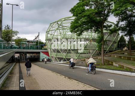 Fiestappel, Fahrradparkplatz für über 900 Fahrräder, in stilisierter Apfelform, in Alphen aan den Rijn, direkt am Bahnhof und Busbahnhof Stockfoto