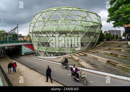 Fiestappel, Fahrradparkplatz für über 900 Fahrräder, in stilisierter Apfelform, in Alphen aan den Rijn, direkt am Bahnhof und Busbahnhof Stockfoto