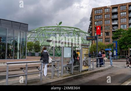 Fiestappel, Fahrradparkplatz für über 900 Fahrräder, in stilisierter Apfelform, in Alphen aan den Rijn, direkt am Bahnhof und Busbahnhof Stockfoto