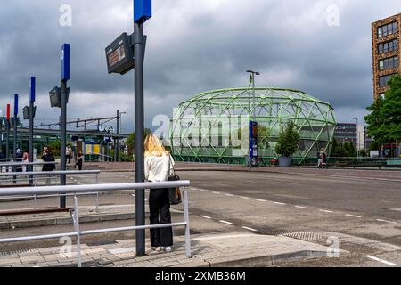 Fiestappel, Fahrradparkplatz für über 900 Fahrräder, in stilisierter Apfelform, in Alphen aan den Rijn, direkt am Bahnhof und Busbahnhof Stockfoto