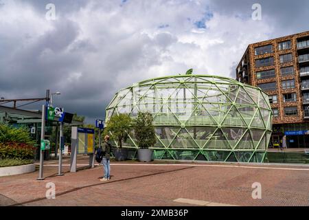 Fiestappel, Fahrradparkplatz für über 900 Fahrräder, in stilisierter Apfelform, in Alphen aan den Rijn, direkt am Bahnhof und Busbahnhof Stockfoto