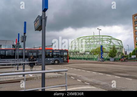 Fiestappel, Fahrradparkplatz für über 900 Fahrräder, in stilisierter Apfelform, in Alphen aan den Rijn, direkt am Bahnhof und Busbahnhof Stockfoto