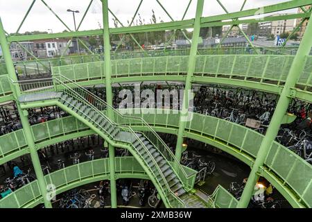 Fiestappel, Fahrradparkplatz für über 900 Fahrräder, in stilisierter Apfelform, in Alphen aan den Rijn, direkt am Bahnhof und Busbahnhof Stockfoto