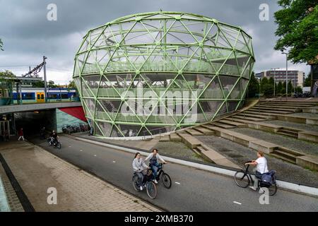 Fiestappel, Fahrradparkplatz für über 900 Fahrräder, in stilisierter Apfelform, in Alphen aan den Rijn, direkt am Bahnhof und Busbahnhof Stockfoto