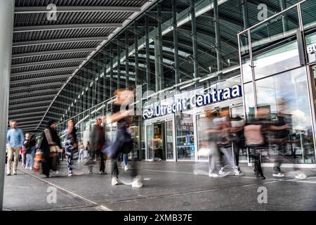 Bahnhofsvorplatz des Bahnhofs Utrecht Centraal, Menschen auf dem Weg zum Bahnhof, Niederlande Stockfoto