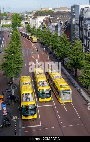 Verkehr im Stadtzentrum, Buslinien, Busspuren, Stadtbusse, Vredenburger Straße, Utrecht, Niederlande Stockfoto