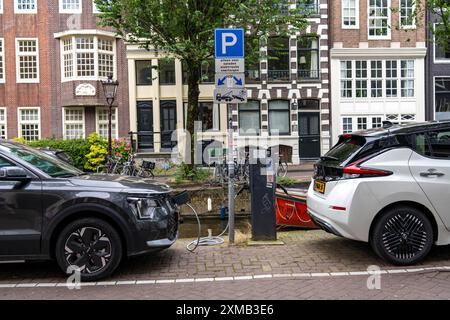 Altstadt, Blauwburgwal Kanal, Stadtzentrum von Amsterdam, E-Ladestationen, Elektroautos, Niederlande Stockfoto