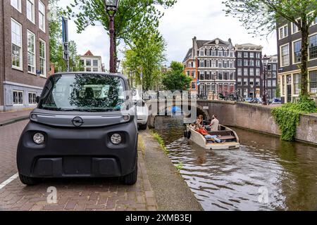 Miniauto parkt in der Altstadt, Blauwburgwal Kanal, Stadtzentrum von Amsterdam, Rocks Electric von Opel, E-Car, beliebt in der Stadt, weil es Stockfoto