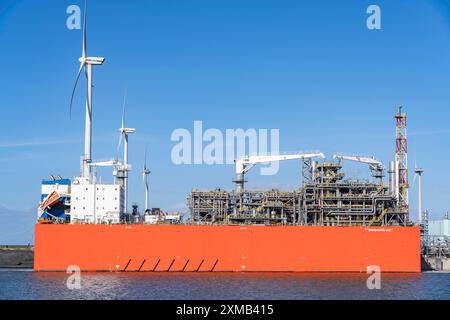 EemsEnergyTerminal, schwimmendes LNG-Terminal im Seehafen Eemshaven, transportieren Tanker Flüssigerdgas zu den beiden Produktionsschiffen, Eemshaven LNG Stockfoto