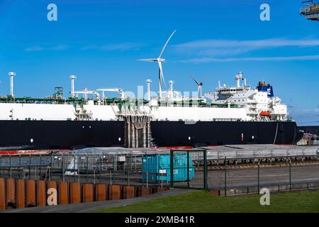 EemsEnergyTerminal, schwimmendes LNG-Terminal im Seehafen Eemshaven, transportieren Tanker Flüssigerdgas zu den beiden Produktionsschiffen, Eemshaven LNG Stockfoto