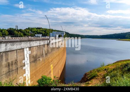 Der Weserdamm, das wichtigste Trinkwasserreservoir Belgiens, in der Nähe von Eupen, Wallonien, Belgien Stockfoto