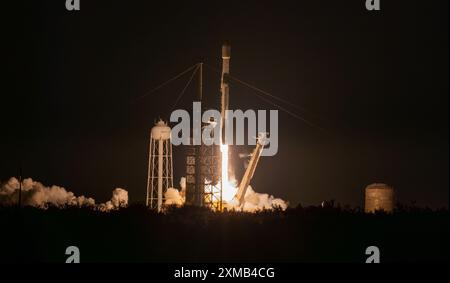 Kennedy Space Center, USA. Juli 2024. Am 27. Juli 2024 startete SpaceX um 1:45 UHR ihre Starlink 10-9 Mission, nachdem die FAA nach einem zweiwöchigen Bodenstopp bei allen Starts nach einer Falcon 9 2. Stage-Störung von ihrer kalifornischen Startrampe zurückkehrte. Tonights Liftfoto vom LC-39A Kennedy Space Center Brevard County Florida USA. (Foto: Scott Schilke/SIPA USA) Credit: SIPA USA/Alamy Live News Stockfoto