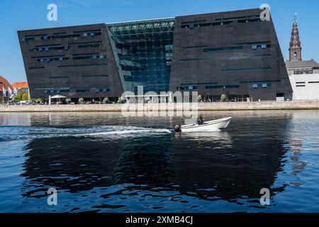 Die dänische Königliche Bibliothek, neues Gebäude, der sogenannte Schwarze Diamant, am Hafen in Kopenhagen, Dänemark Stockfoto