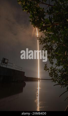 Kennedy Space Center, USA. Juli 2024. Am 27. Juli 2024 startete SpaceX um 1:45 UHR ihre Starlink 10-9 Mission, nachdem die FAA nach einem zweiwöchigen Bodenstopp bei allen Starts nach einer Falcon 9 2. Stage-Störung von ihrer kalifornischen Startrampe zurückkehrte. Tonights Liftfoto vom LC-39A Kennedy Space Center Brevard County Florida USA. (Foto: Scott Schilke/SIPA USA) Credit: SIPA USA/Alamy Live News Stockfoto