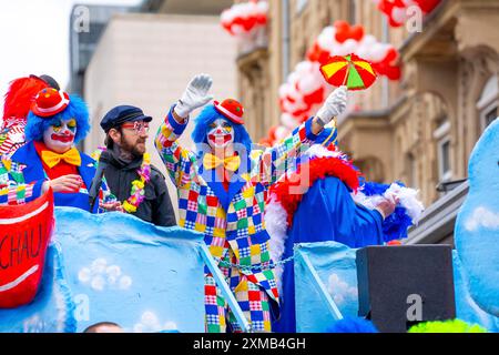 Rosenmontags-Parade in Düsseldorf, Straßenkarneval, Wagen, Clowns Stockfoto