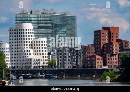 Neuer Zollhof-Gebäudekomplex, die Gehry-Gebäude, am Medienhafen, hinter dem Stadttor, Düsseldorf, Nordrhein-Westfalen Stockfoto