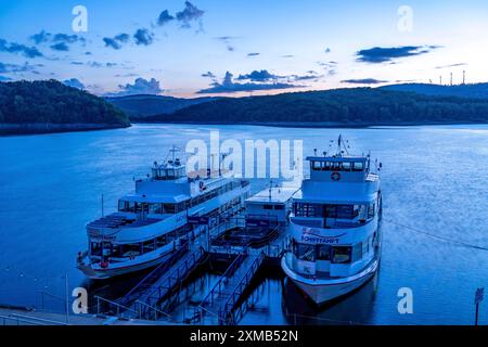 Rursee, Stausee im Nationalpark Eifel, Nordostufer bei Heimbach, am Rurdamm Schwammenauel, Ausflugsboote der Stockfoto