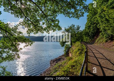 Rursee, Stausee im Nationalpark Eifel, Nordostufer bei Heimbach, nahe Rurdamm Schwammenauel, Seeweg, Nord Stockfoto