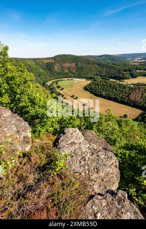 Eugenienstein, Blick ins Rurtal, Landschaft entlang der roten Sandsteinstraße, in der Rureifel, bei Nideggen, Bezirk Dueren, Norden Stockfoto