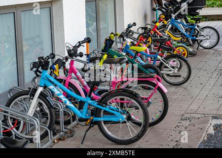 Kinderfahrräder vor einer Kindertagesstätte Stockfoto