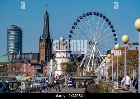 Rheinpromenade in Düsseldorf, Riesenrad, alter Burgturm, Lambertbasilika, Altstadt, Spring, ERGO Versicherung Turmblock, Nord Stockfoto