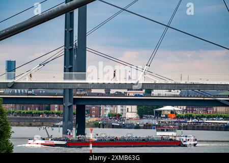 Fußgängerbrücke über Medienhafen, Hafeneinfahrt und Rheinkniebruecke, über den Rhein bei Düsseldorf, Rheinland, Nordrhein-Westfalen Stockfoto