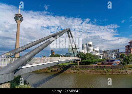 Fußgängerbrücke über den Medienhafen, Hafeneinfahrt, Rhein bei Düsseldorf, Rheinland, Nordrhein-Westfalen, Deutschland Stockfoto