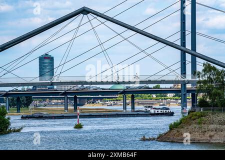 Fußgängerbrücke über Medienhafen, Hafeneinfahrt und Rheinkniebruecke, über den Rhein bei Düsseldorf, Rheinland, Nordrhein-Westfalen Stockfoto