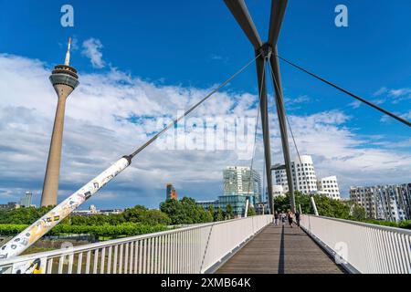 Fußgängerbrücke über den Medienhafen, Hafeneinfahrt, Rhein bei Düsseldorf, Rheinland, Nordrhein-Westfalen, Deutschland Stockfoto