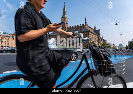 Radfahrer auf Radwegen, Radhuspladsen, Rathausplatz, im Stadtzentrum von Kopenhagen, galt als Fahrradhauptstadt der Welt, 45 % der Radfahrer Stockfoto