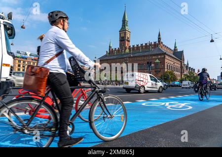 Radfahrer auf Radwegen, Radhuspladsen, Rathausplatz, im Stadtzentrum von Kopenhagen, galt als Fahrradhauptstadt der Welt, 45 % der Radfahrer Stockfoto