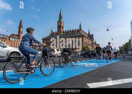 Radfahrer auf Radwegen, Radhuspladsen, Rathausplatz, im Stadtzentrum von Kopenhagen, galt als Fahrradhauptstadt der Welt, 45 % der Radfahrer Stockfoto