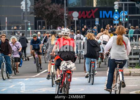 Radfahrer auf Radwegen, im Einkaufszentrum Fisketorvet, Sydhavnen, im Stadtzentrum von Kopenhagen, gilt als Fahrradhauptstadt der Stockfoto